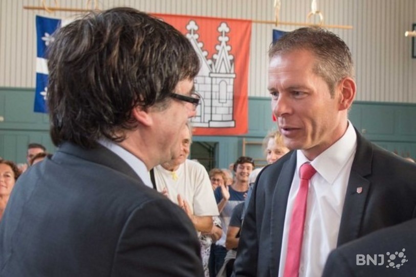Le président en exil de la Catalogne Carles Puigdemont (à gauche) salue le président du Gouvernement jurassien David Eray à la Fête du peuple. L'exécutif cantonal a dû expliquer ses vues sur sa participation à la manifestation (photo: archive).