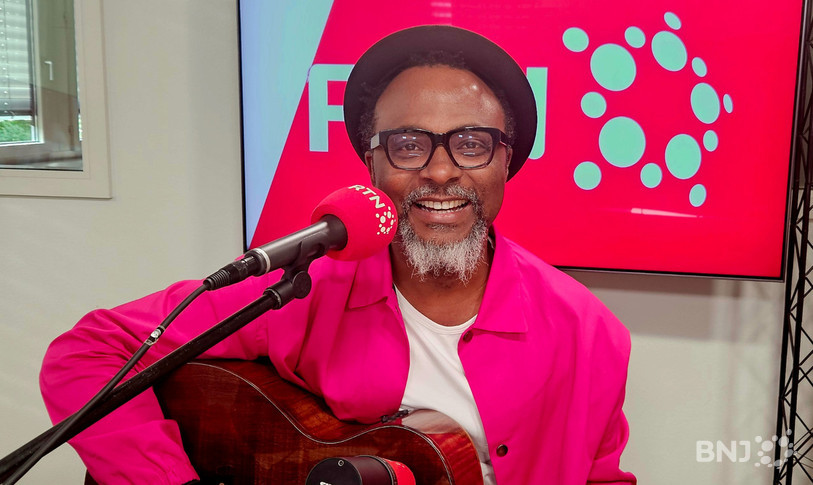 Oliver Cheuwa, tout en couleur et en joie, dans « La Matinale ».