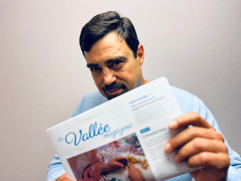 L'éditeur genevois Clément Charles a lancé cette semaine un mensuel dédié à l'actualité de la Vallée de Delémont. (Photo : La Vallée Magazine)