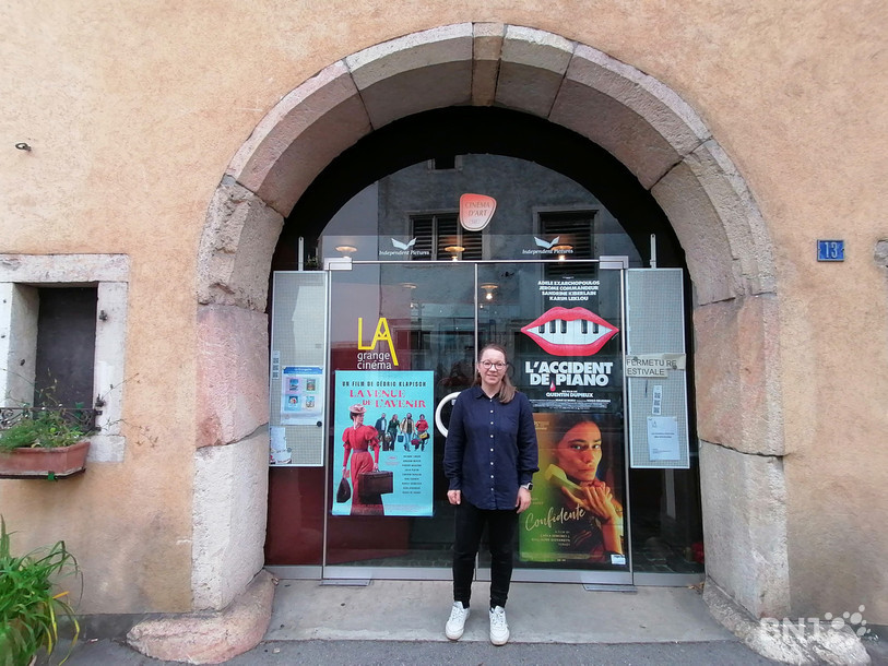 La nouvelle présidente Coralie Frésard devant le cinéma La Grange à Delémont.
