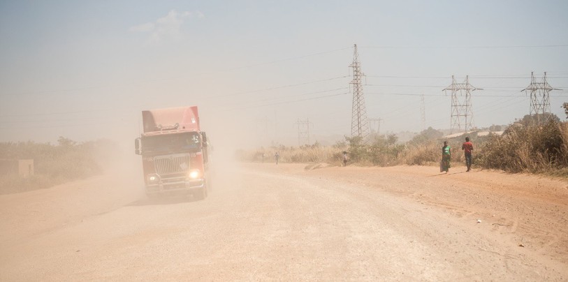Les camions soulèvent des poussières nuisibles (© Meinrad Schade)