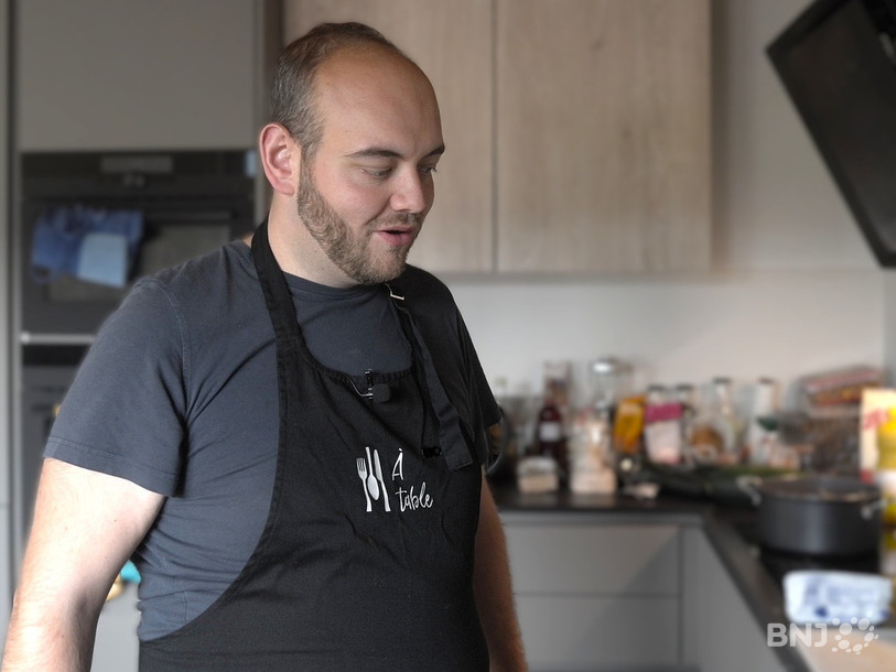 Jérôme Courbat prépare ses spécialités en cuisine.