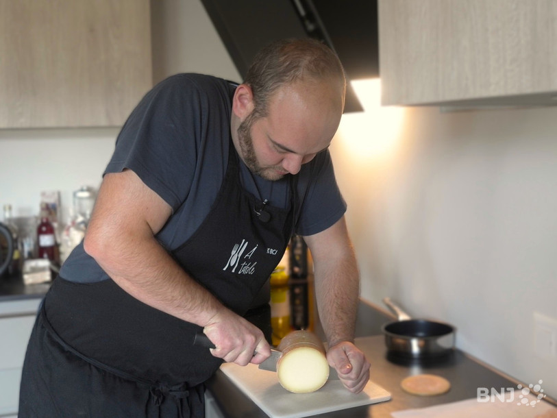 Jérôme Courbat tranche le fromage Tête de Moine pour en faire de petits cubes.