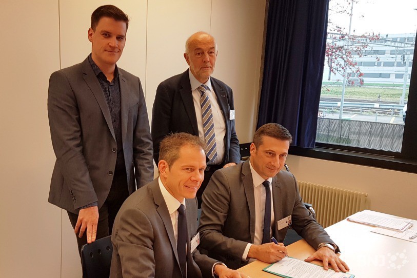 Les
ministres David Eray (à gauche) et Jacques Gerber signent la Charte, sous le
regard de Loïc Dobler (en haut à gauche) et Pierre Parietti.