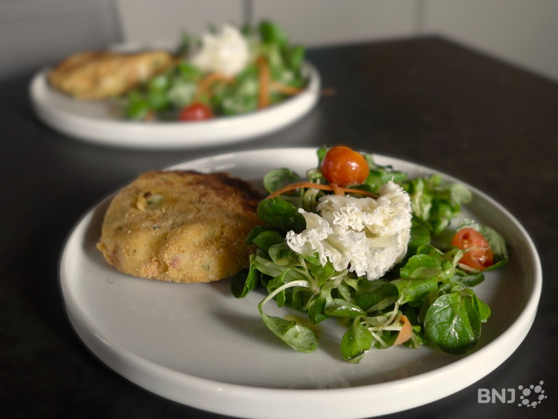 Des galettes de pommes de terre, fromage Tête de Moine et saucisse d’Ajoie.