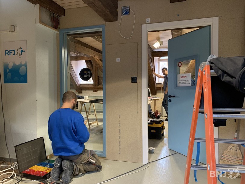 Finition de la paroi du studio et installation de la porte d'entrée.