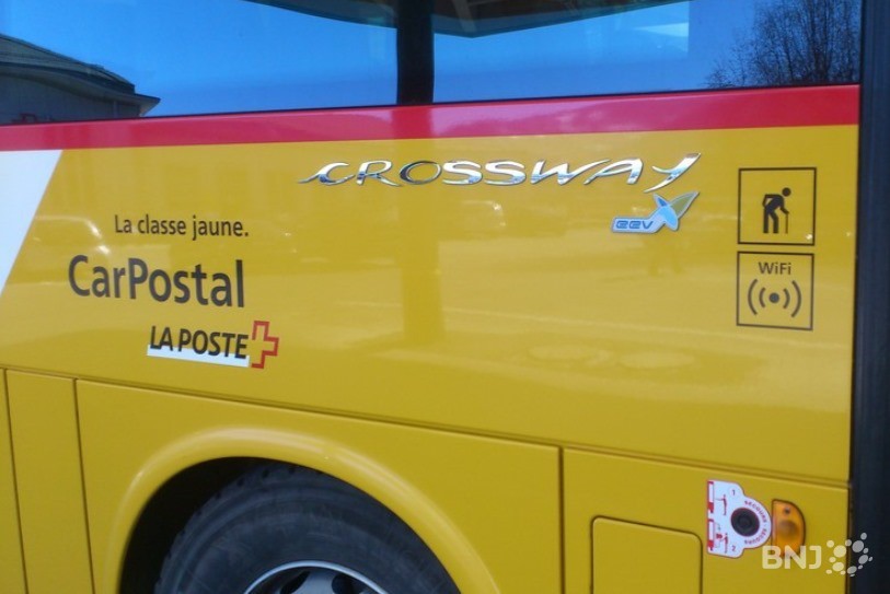 Les enfants de 1re et 2e année sortent des transports publics, mais c'est bien CarPostal qui assurera le service en minibus.