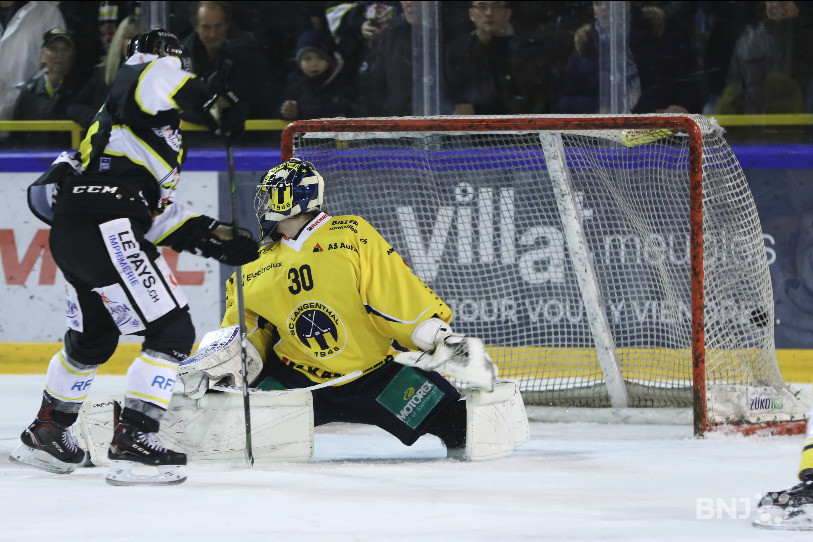 Reto Schmutz marque le 2-2 pour le HC Ajoie face au portier Wüthrich (photo : Mauricette Schnider).