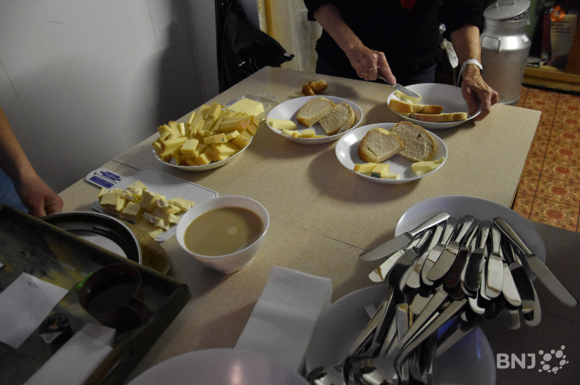 Le moment de monter les assiettes avant de les amener pour dégustation.