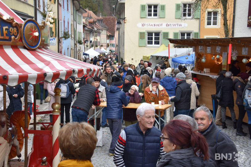 Les rues étaient bien remplies samedi après-midi pour le Marché de Noël du Clos du Doubs.