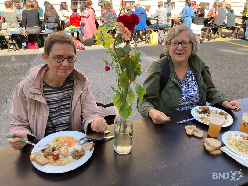 Deux participantes au banquet organisé pour la première fois à Neuchâtel par l'association Foodwaste.ch.