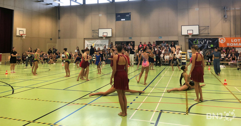 L'échauffement des athlètes sous les yeux du public du Championnat jurassien de gymnastique individuelle et à deux.