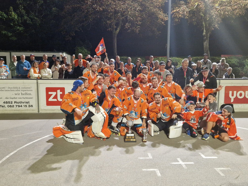 Le SHC Rossemaison a remporté un nouveau trophée en finale contre le SHC Buix. (Photo : Gaël Comment).