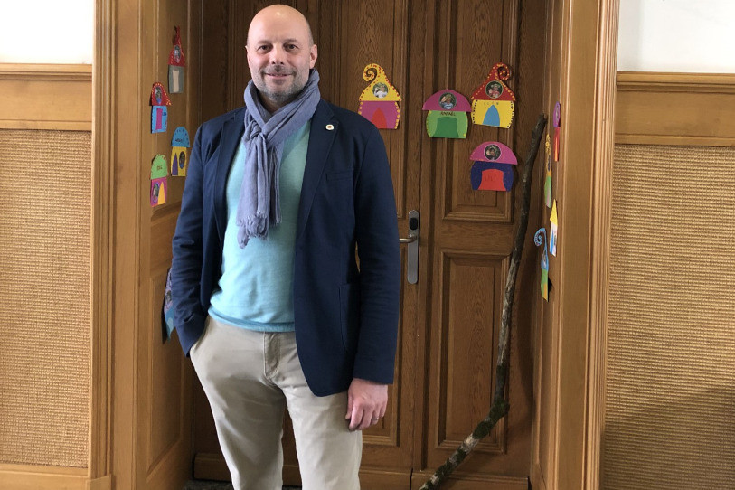 Le maire de Courtedoux, François Minger a choisi de se faire prendre en photo devant la classe d’école enfantine du village. 