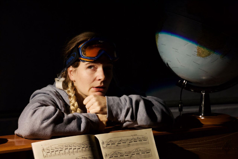 La comédienne Pascale Güdel incarne le personnage d'Olive, ici lors d'une répétition. (Photo: Compagnie Propolis)