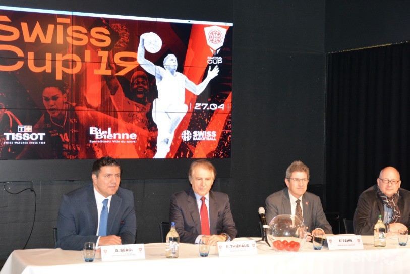 Swiss Basketball et les autorités biennoises ont présenté l'événement mardi. De gauche à droite : Giancarlo Sergi (président de Swiss Basketball), François Thiébaud (représentant de Tissot SA), Erich Fehr (maire de Bienne) et Etienne Dagon (délégué aux sports de la ville de Bienne).