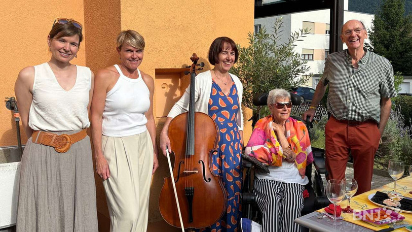 Lucia Cardoso, Joëlle Braun-Monnerat, Sylviane et Gérard Mathez (de gauche à droite) ont partagé un concert intimiste donné par la violoncelliste Brigitte Müller (au centre).