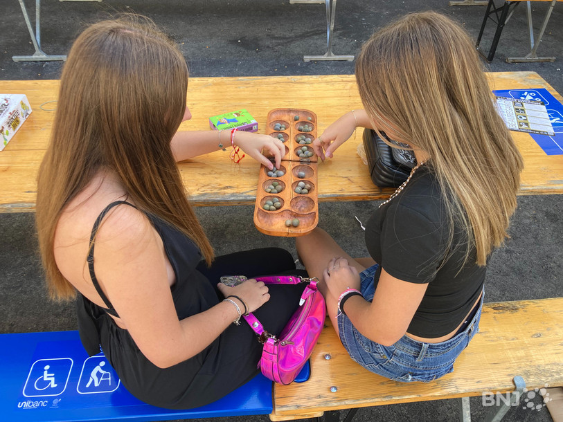 Une centaine de jeux de société était à disposition du public à la Braderie de La Chaux-de-Fonds grâce à un partenariat avec l'Amuse Bar.