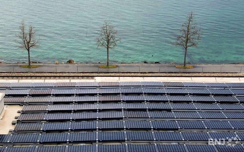 Des panneaux solaires pourraient fleurir sur tous les toits et façades du pays.