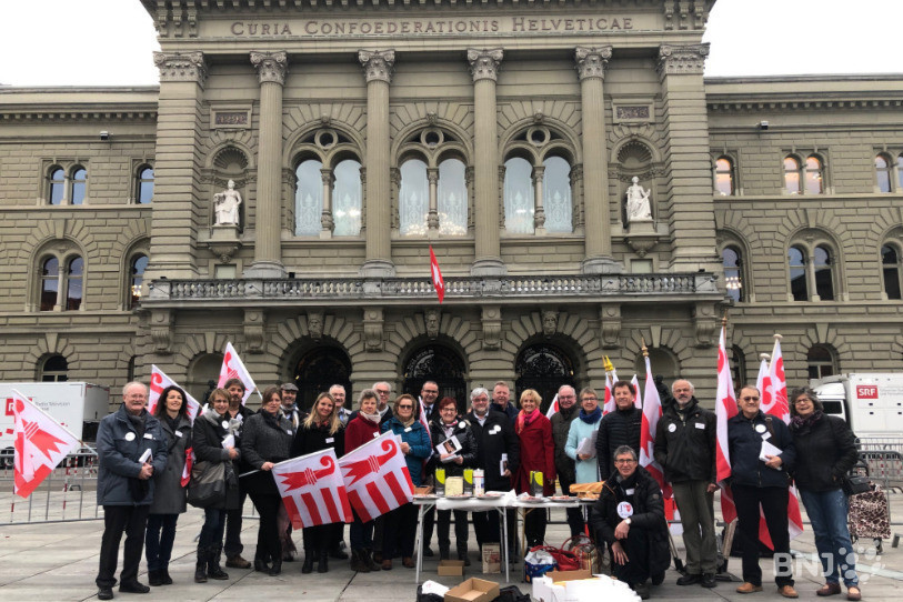 Les drapeaux jurassiens sont brandis sur la Place fédérale.
