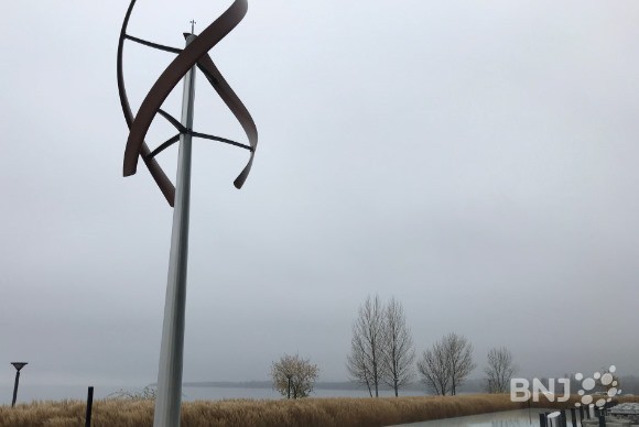 L'éolienne est installée face au lac.