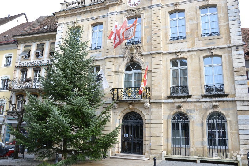 Le sapin de Porrentruy déploie ses fastes devant l’hôtel de ville depuis lundi.