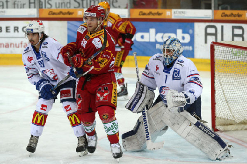 Anton Gustafsson (ici en rouge) va découvrir le vestiaire du HC Bienne (photo : www.scltigers.ch).