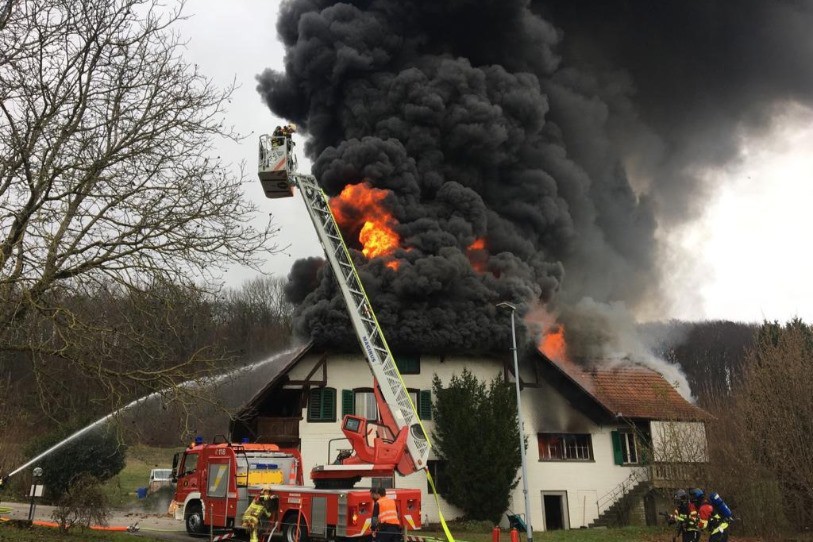 Les pompiers de Bienne et du corps Orpund-Safnern ont eu fort à faire pour éteindre le sinistre (photo: police cantonale bernoise)
