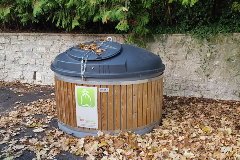 Le premier conteneur de Saint-Ursanne a été posé cet été. Il ne sera pas mis en service avant que les autres conteneurs de la ville ne soient également installés. (Photo : SIDP)