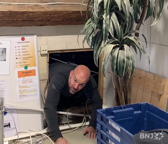 Notre technicien Greg obligé de ramper comme un GI dans les tranchées