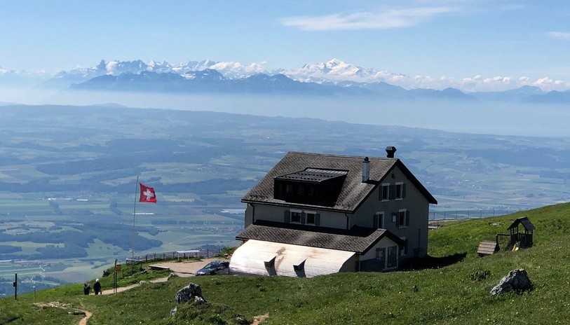 L'hôtel de Chasseron avec son panorama impressionnant sur le plateau suisse. (Photo : Andrea Jeger.)