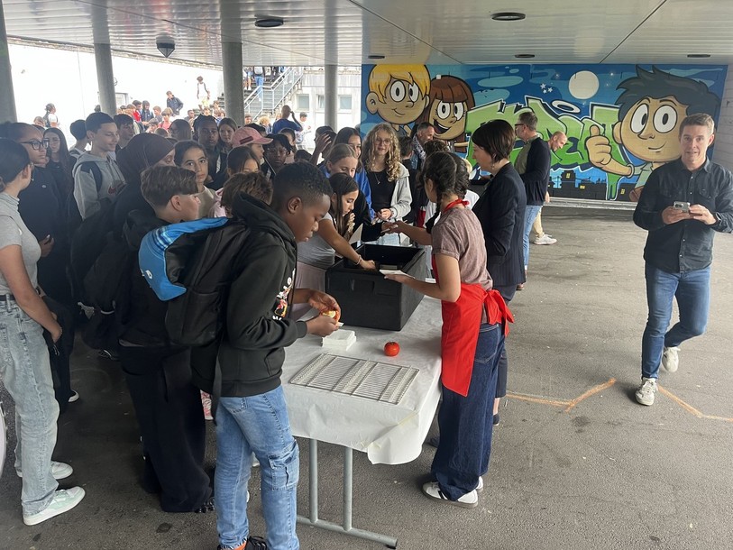 Les focaccias ont ensuite été distribuées à tous les élèves de l'école à la récréation de 10h.