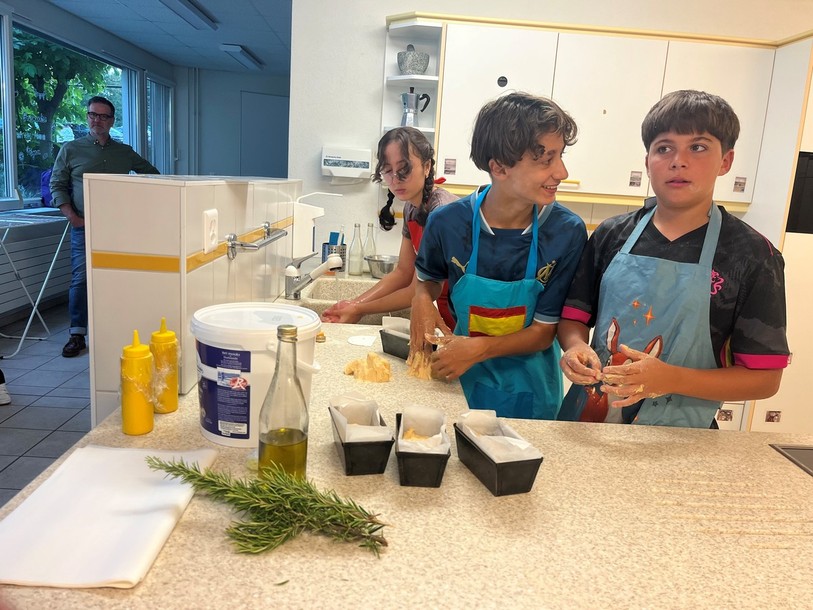 Les élèves d'une classe de 11e Harmos ont cuisiné environ 500 focaccias ce lundi matin sous la houlette du chef Michel Stangl.