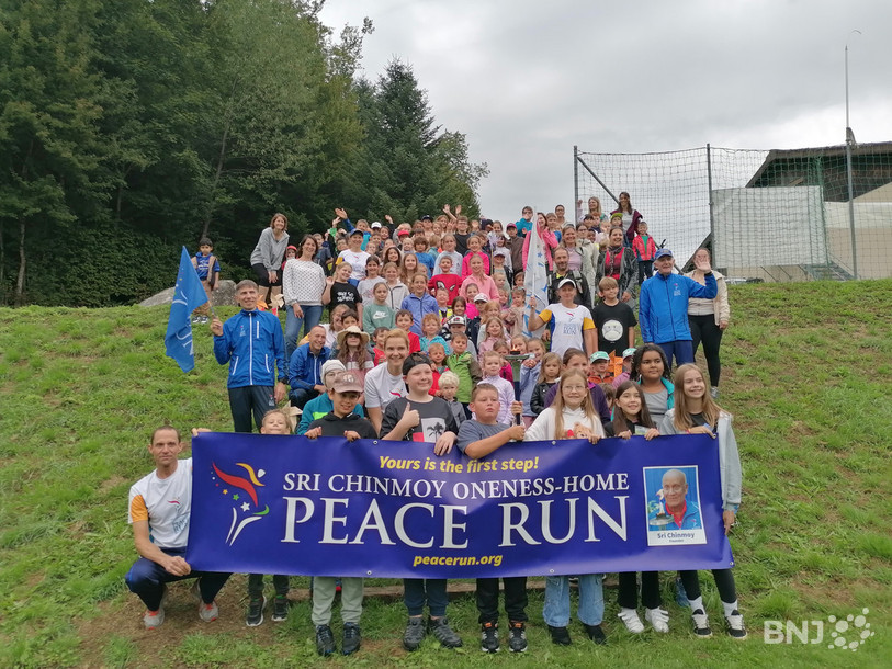 Les élèves du cercle scolaire du Haut-Plateau ont animé et accueilli les relayeurs de la Peace Run lundi matin au terrain de foot de Soyhières.