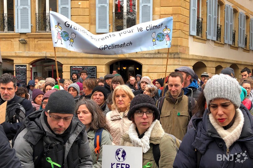 Plusieurs centaines de personnes sont réunies samedi après-midi à la place des Halles à Neuchâtel pour lancer un cri du cœur pour la planète.