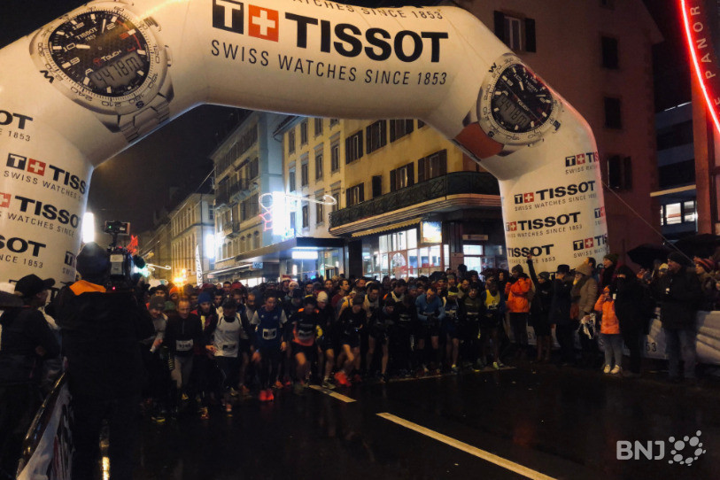 La course a été âprement disputée sous la pluie battante.