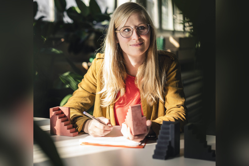 Laure Gremion, designer industrielle neuchâteloise, lauréate du concours d’intervention artistique pour le bâtiment administratif des Poudrières. (Photo : Hiris Images.)