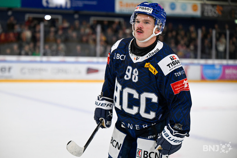 Premier match et premier but pour Matthew Boucher mardi à la patinoire des Mélèzes. Malheureusement, le Canado-Américain est sorti sur blessure dans les derniers instants de la partie. (Photo. Bertrand Pfaff)