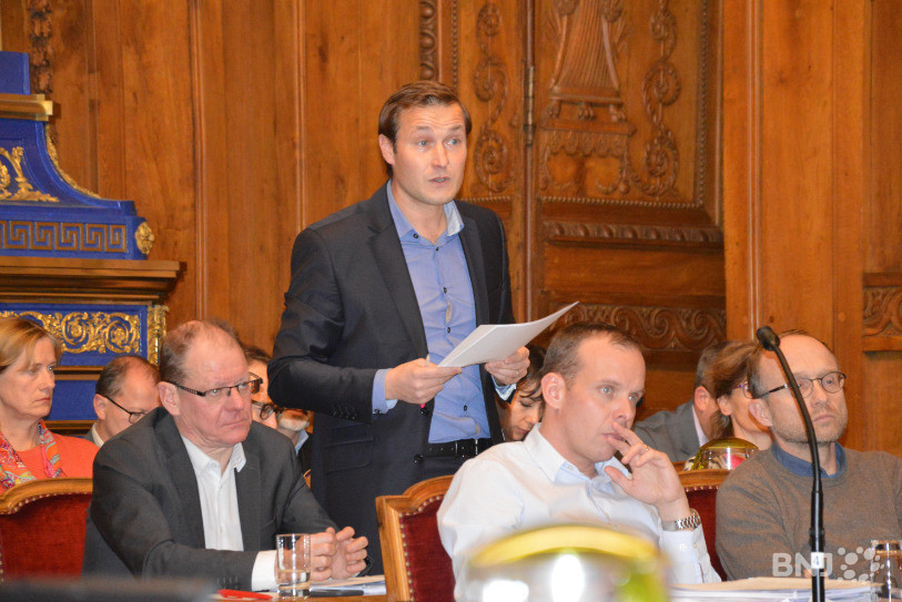 Le groupe PLR, par la voix d'Alexandre Brodard (debout), a tenté de pousser le curseur des économies un cran plus haut mais sans succès. 