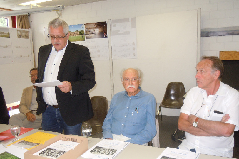 Raymond Troehler a choisi une photo prise lors de la conférence de presse, le 31 août 2018, qui présentait le lauréat du concours pour le projet de nouveau collège à Prêles. A sa droite, Alain Tschumi, architecte et membre du jury de ce concours ainsi que Gilbert Racine, conseiller communal en charge des bâtiments. (photo: René Bourquin)