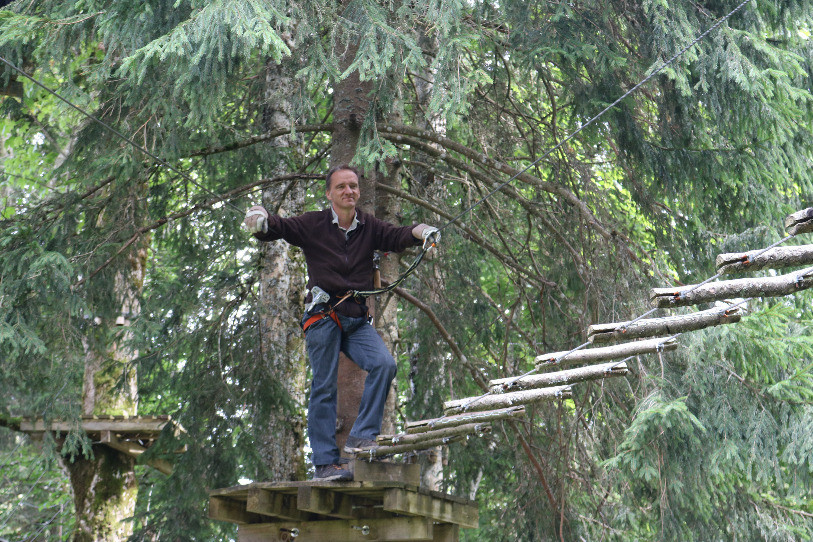 Romain Schaer, maire de La Baroche a choisi une photo dans les arbres d’un parc aventures.