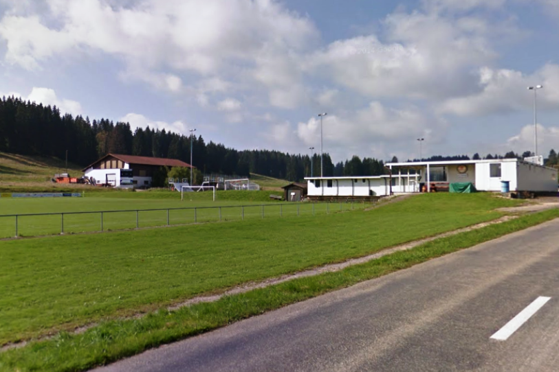 Les installations actuelles du FC Franches-Montagnes. La nouvelle construction se trouvera sur l'actuel emplacement de la buvette (au premier plan, à droite) (photo : google maps).