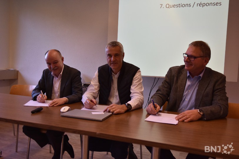 De gauche à droite : Heinz Binggeli, directeur d'Energie Service Bienne, Jean-Luc Niederhauser, maire de Court et Etienne Klopfenstein, membre du Conseil d'administration de JbEole SA.