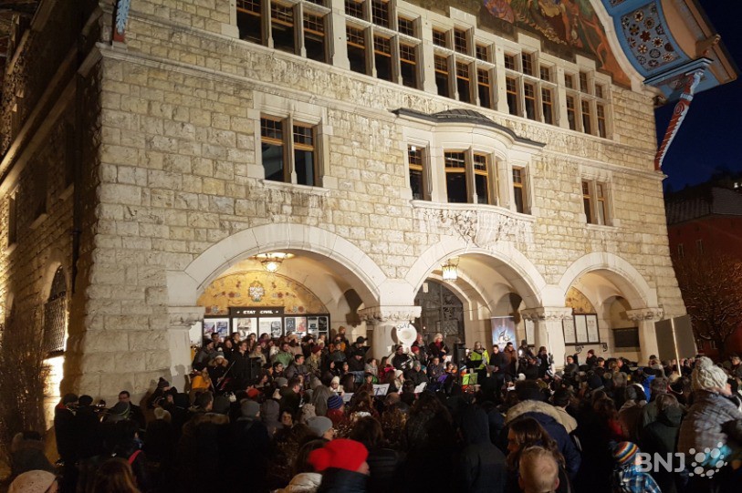 Des centaines de personnes se sont réunies pour soutenir la Musique scolaire du Locle mercredi soir avant la séance du Conseil général sur le budget.