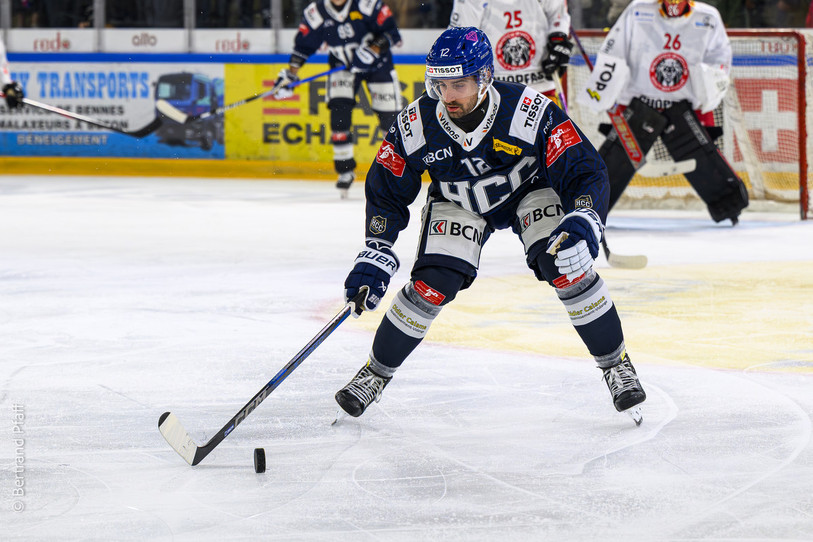 Thibault Frossard a pu mettre les siens à l'abri en inscrivant le 4-0 d'un superbe tir dimanche soir aux Mélèzes. (Photo : Bertrand Pfaff)