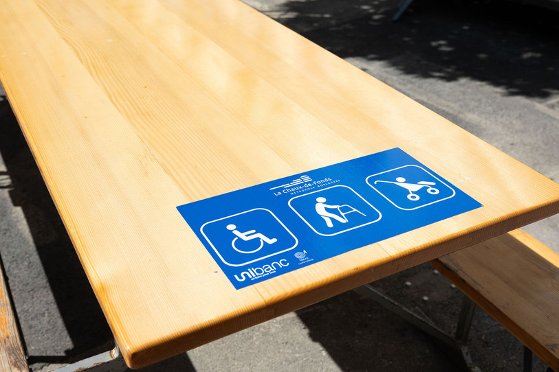 Ces bancs s'adaptent aux besoins de plusieurs publics différents. (Photo : Ville de La Chaux-de-Fonds - Aurore Sande / Fondation Les Perce-Neige – BLE).