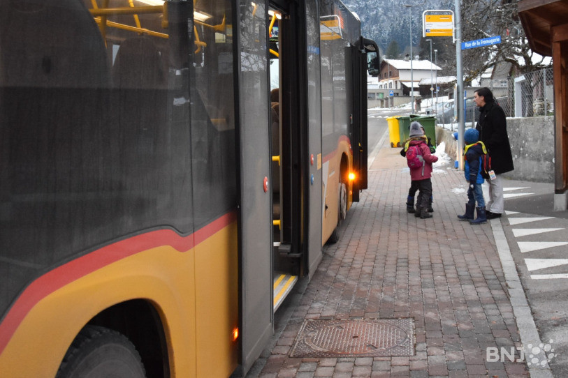 La conseillère municipale Virginie Grossniklaus réceptionne les enfants à l'arrêt de bus La Poste au Fuet.