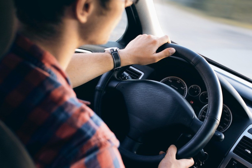 Les jeunes suisses pourront tenir le volant dès leurs 17 ans (image : Pixabay).