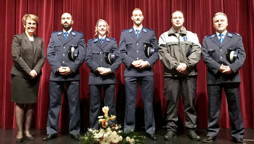 Les nouveaux policiers ont prêté serment. De gauche à droite : la ministre Nathalie Barthoulot, Matthieu Borruat, Linsey Jeambrun, Kylian Sylvestre, Benjamin Buchwalder et Damien Rérat, commandant de la police cantonale.
