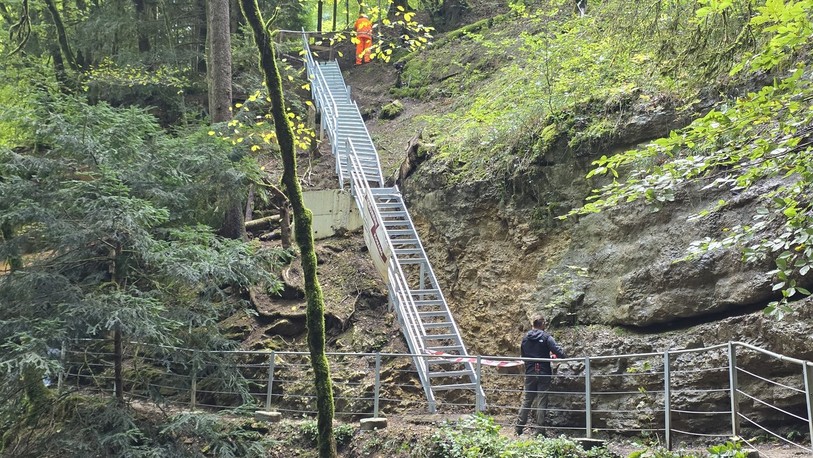 Un escalier en deux parties a été posé mercredi matin dans les Gorges de l'Areuse par un hélicoptère.